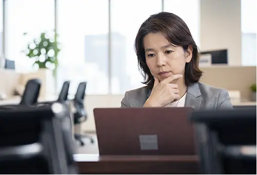 考え込む女性